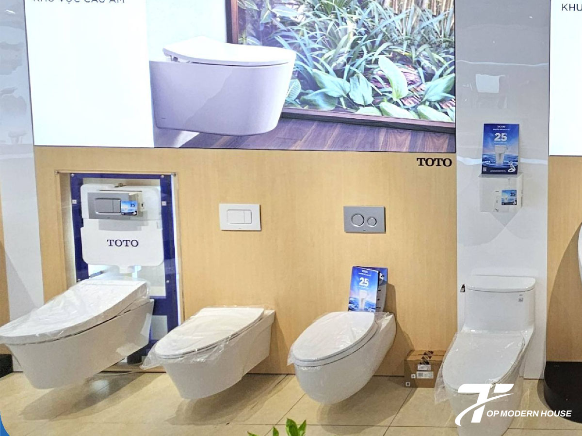 Mua két nước âm tường TOTO cần lưu ý chọn kích thước phù hợp, đảm bảo chất lượng, bảo hành chính hãng và tương thích với bồn cầu.