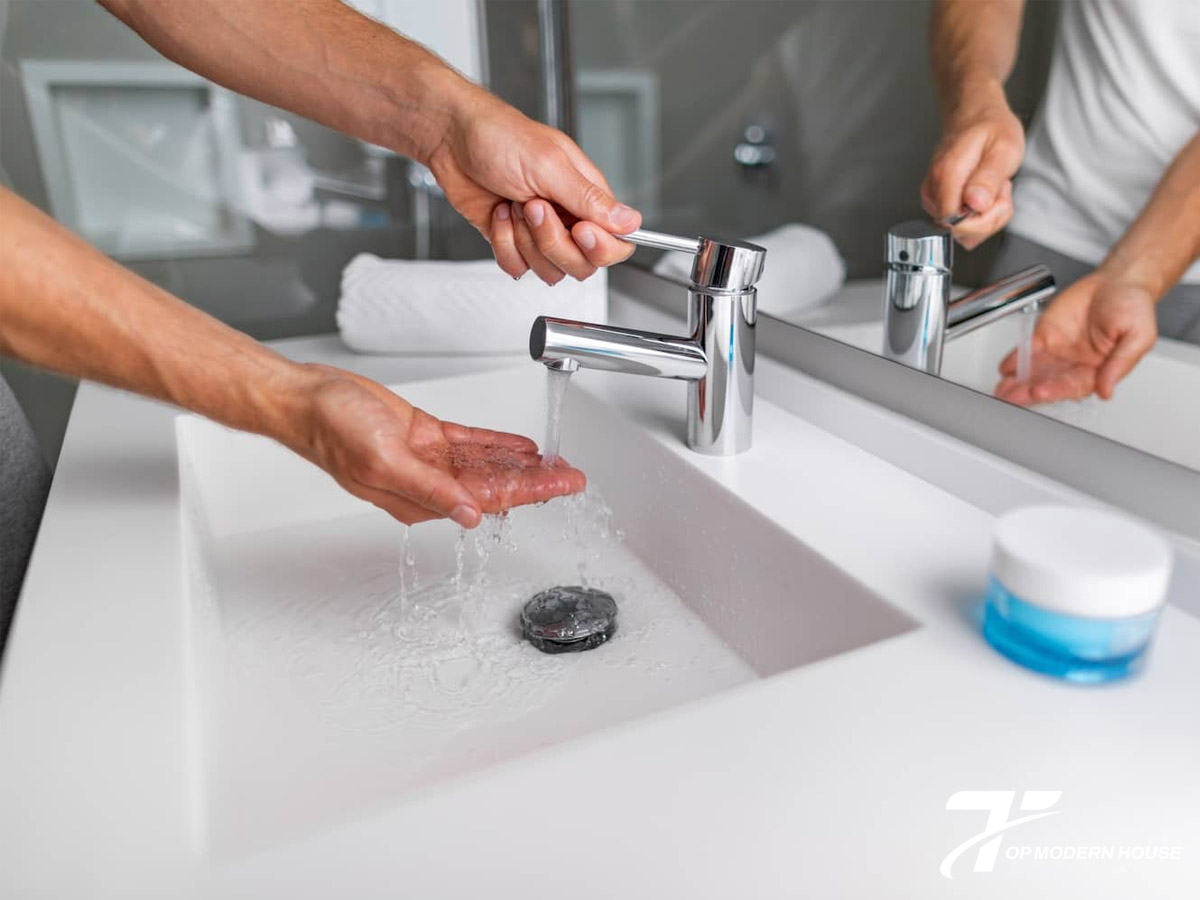 Không đổ hóa chất mạnh, vật nặng hoặc nước quá nóng trực tiếp vào chậu để tránh nứt vỡ và hỏng lớp men.