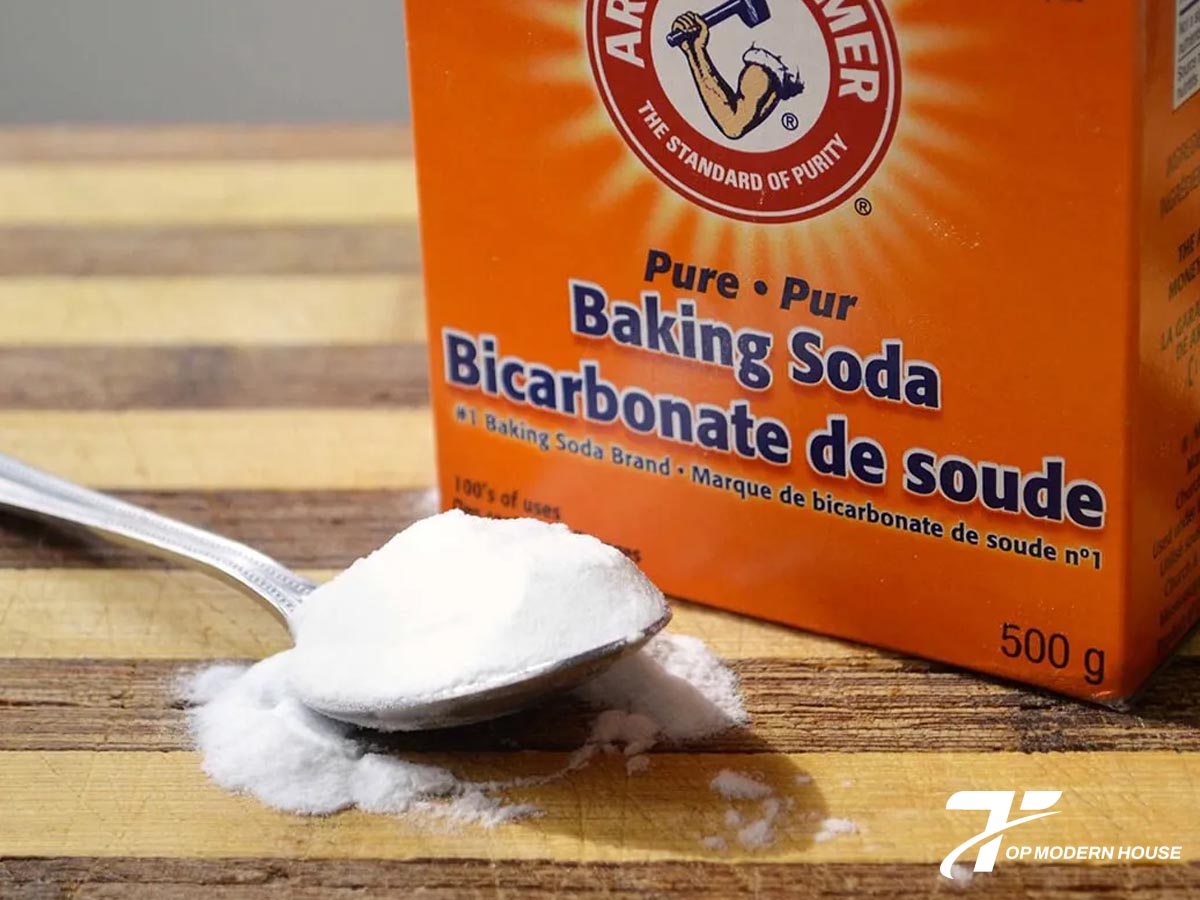 Rắc baking soda vào bồn tiểu để khử mùi