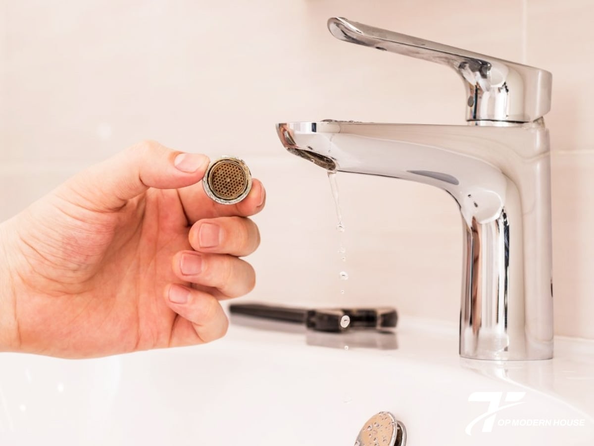 Màng lọc bị tắc do bụi bẩn, cặn vôi khiến dòng nước yếu và dễ bị ngắt quãng.