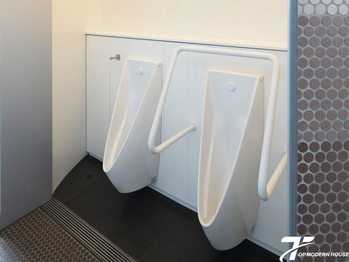 Bồn tiểu nam nên trang bị van xả chất lượng cao để đảm bảo xả sạch, tiết kiệm nước và bền bỉ lâu dài.