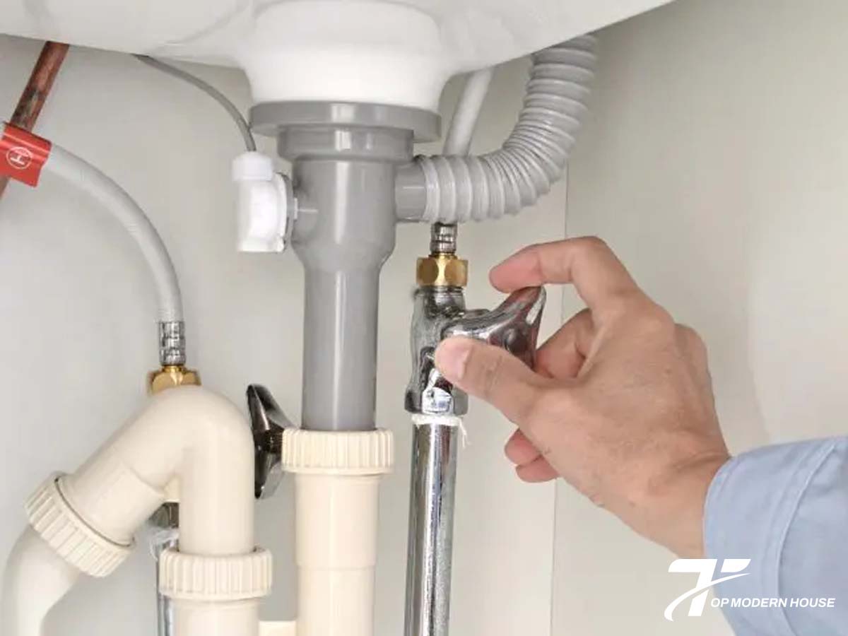 Bước 1: Ngắt nguồn cấp nước và vệ sinh khu vực lắp đặt