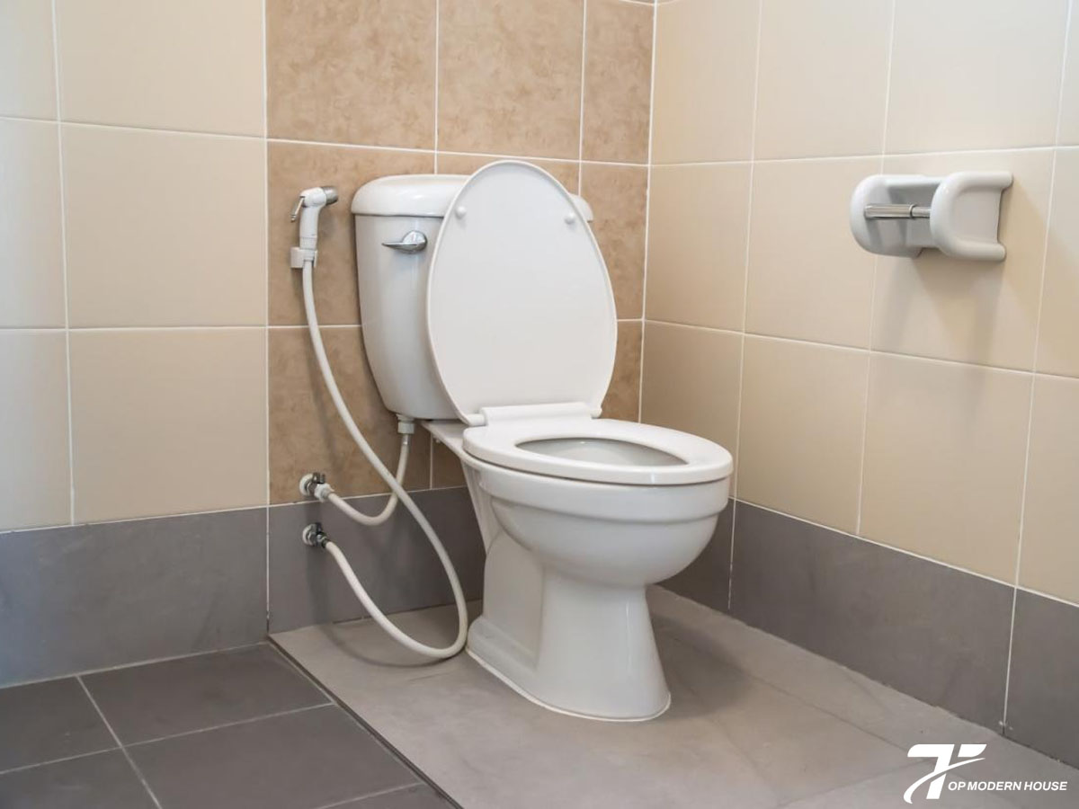 bồn cầu 2 khối giá rẻ khó vệ sinh hơn so với bồn cầu liền khối.