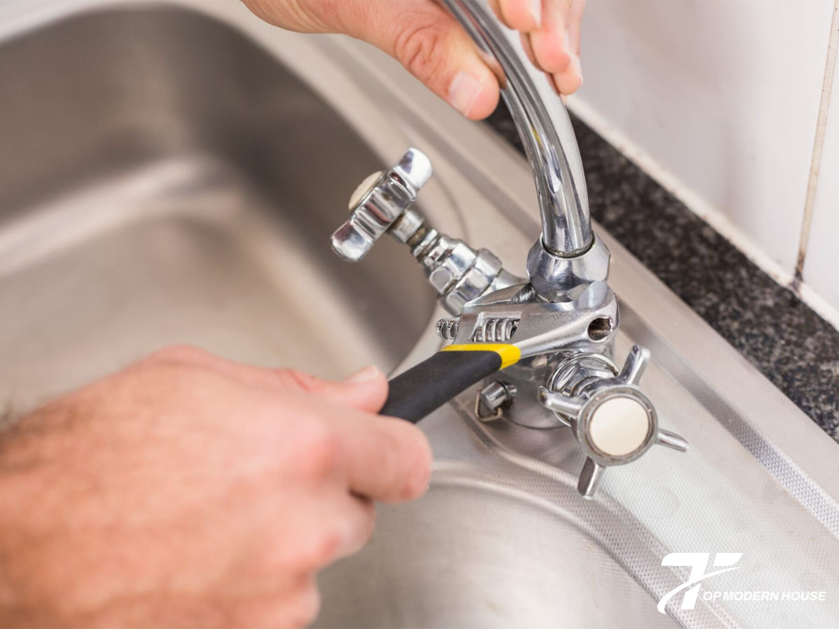 Siết chặt các mối nối bằng cờ lê và quấn thêm băng tan để ngăn nước rò rỉ.