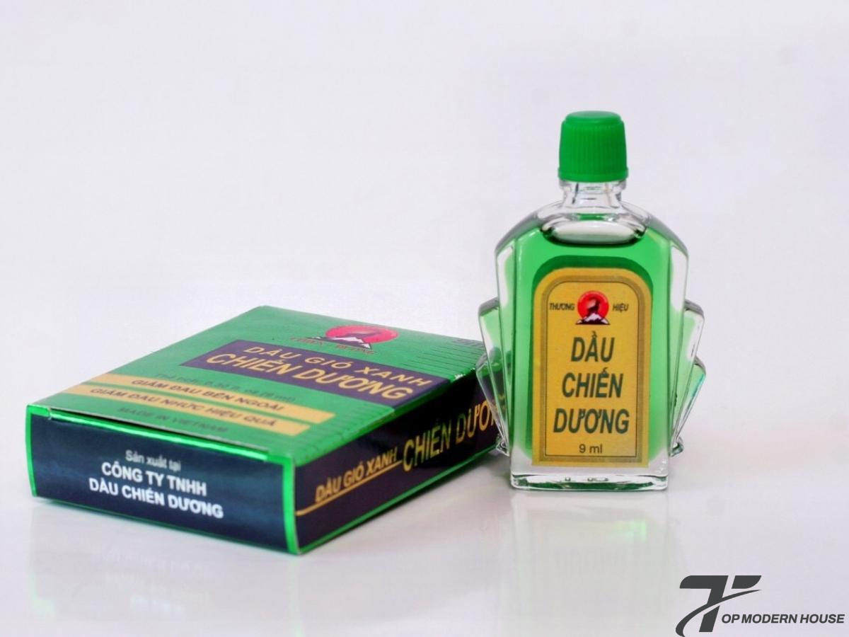 Dầu gió có thể giúp át mùi hôi bồn cầu tạm thời nhờ hương thơm mạnh và khả năng khử khuẩn nhẹ.