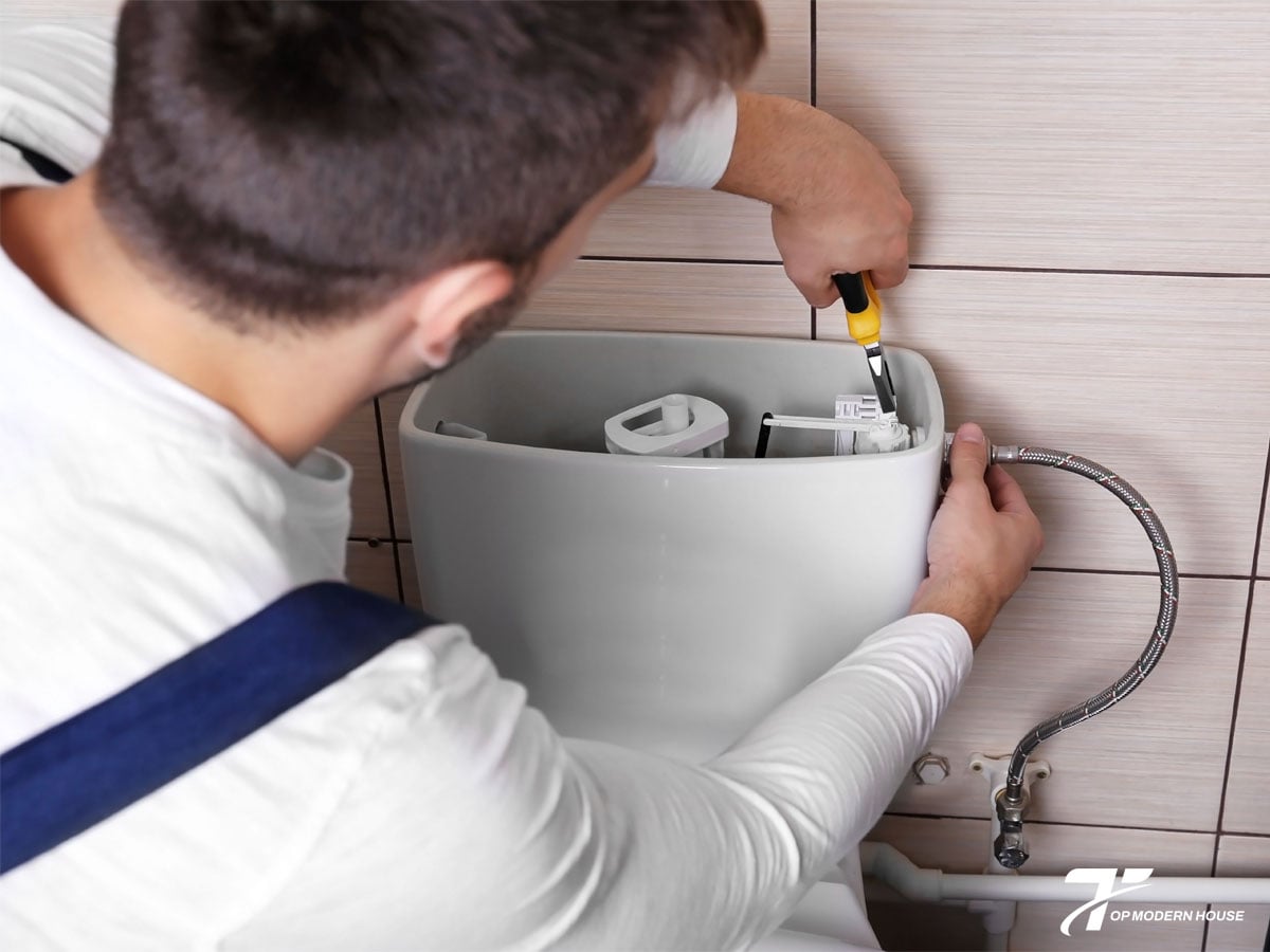 Việc chỉnh phao bồn cầu là cần thiết để kiểm soát mực nước, tránh tràn nước, tiết kiệm nước và đảm bảo xả thải hiệu quả.