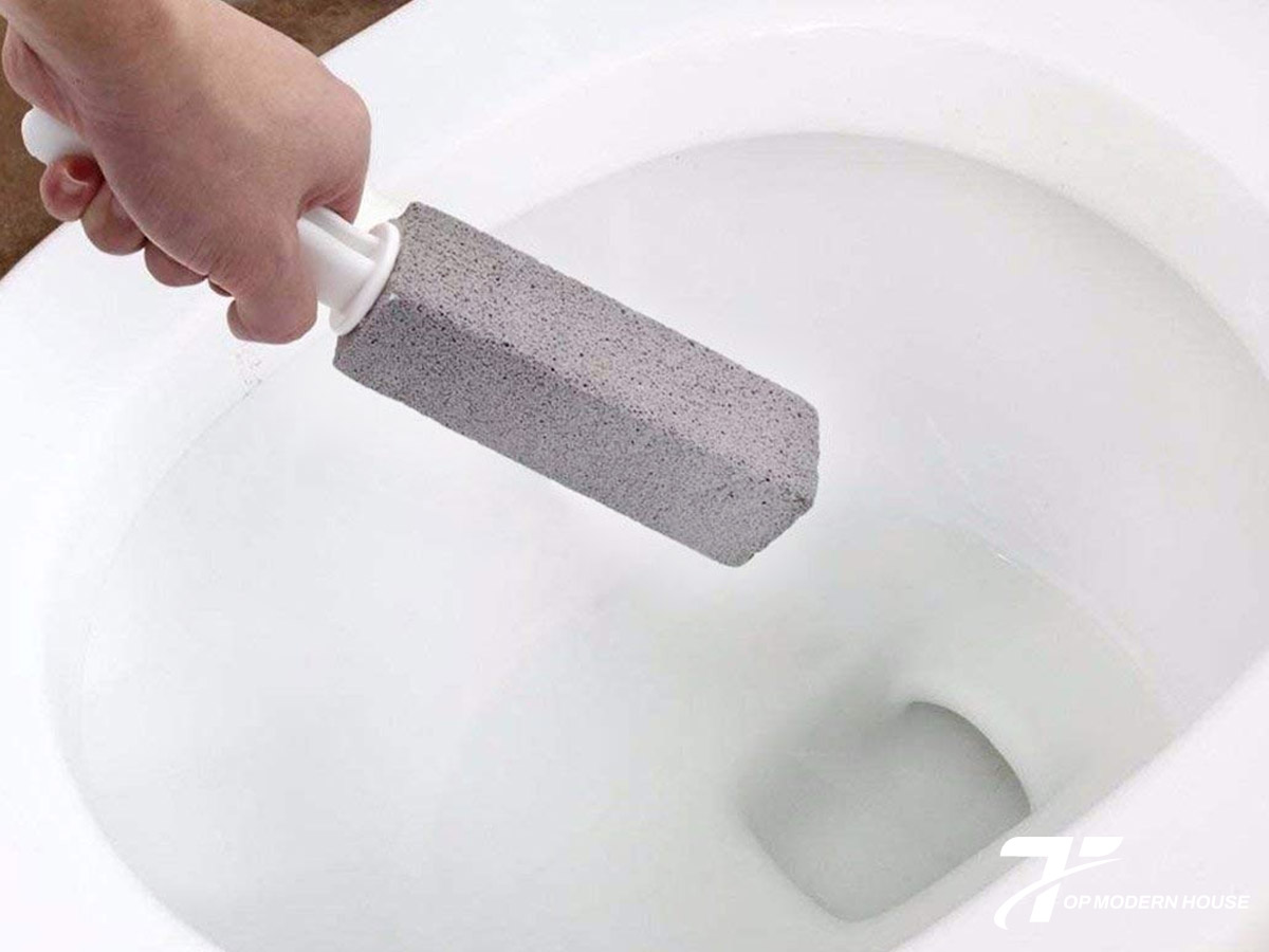 Tránh sử dụng các vật dụng cứng hoặc thô ráp để không làm trầy xước bề mặt bồn cầu màu trắng.