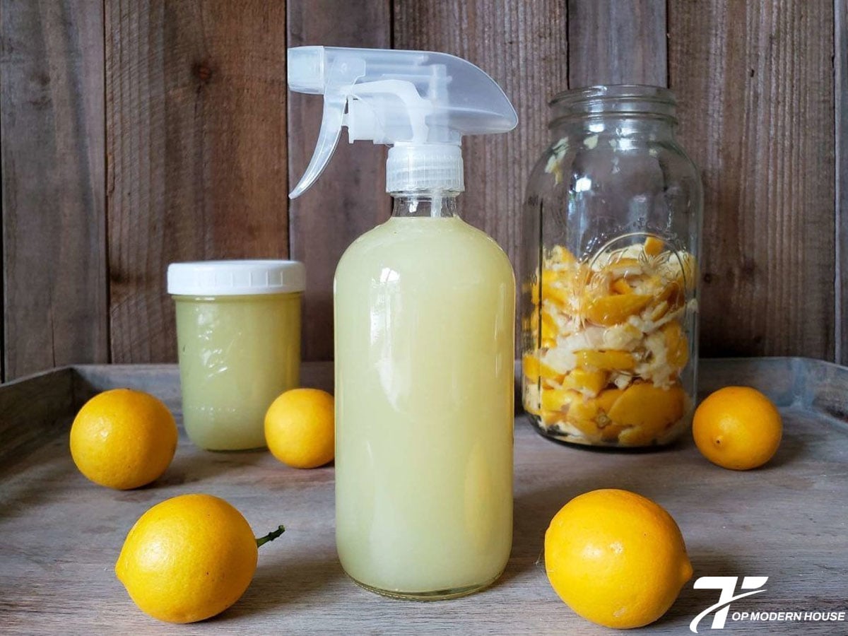 Nước chanh có tính axit tự nhiên giúp khử mùi hôi bồn cầu và tạo hương thơm dễ chịu.