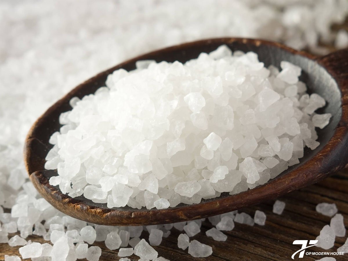 Sử dụng phèn chua xử lý bồn cầu bị ố vàng