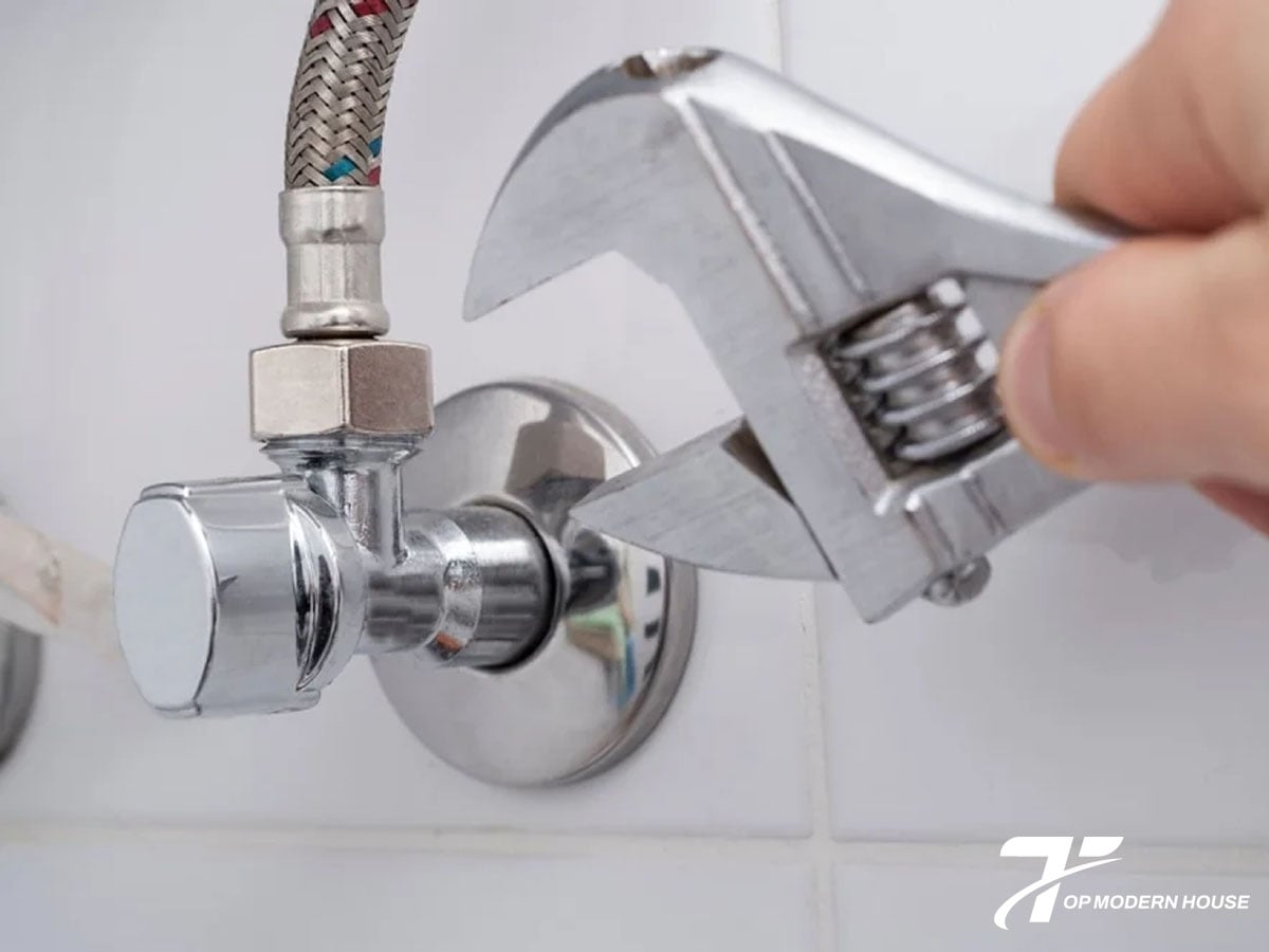 Van khóa nước nóng bị kẹt hoặc hỏng có thể ngăn nước nóng lưu thông đến vòi sen.