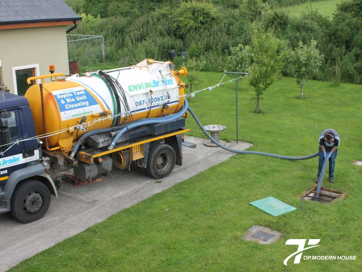 Vệ sinh bể phốt định kỳ để ngăn mùi bồn tiểu