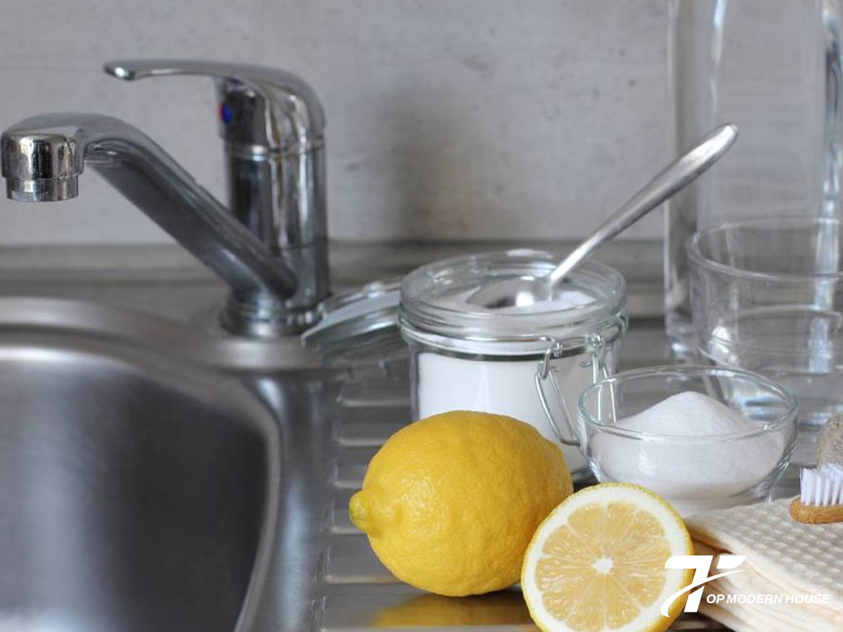 Nước chanh kết hợp muối là cách tự nhiên giúp tẩy sạch vết ố và khử khuẩn cho vòi chậu hiệu quả.