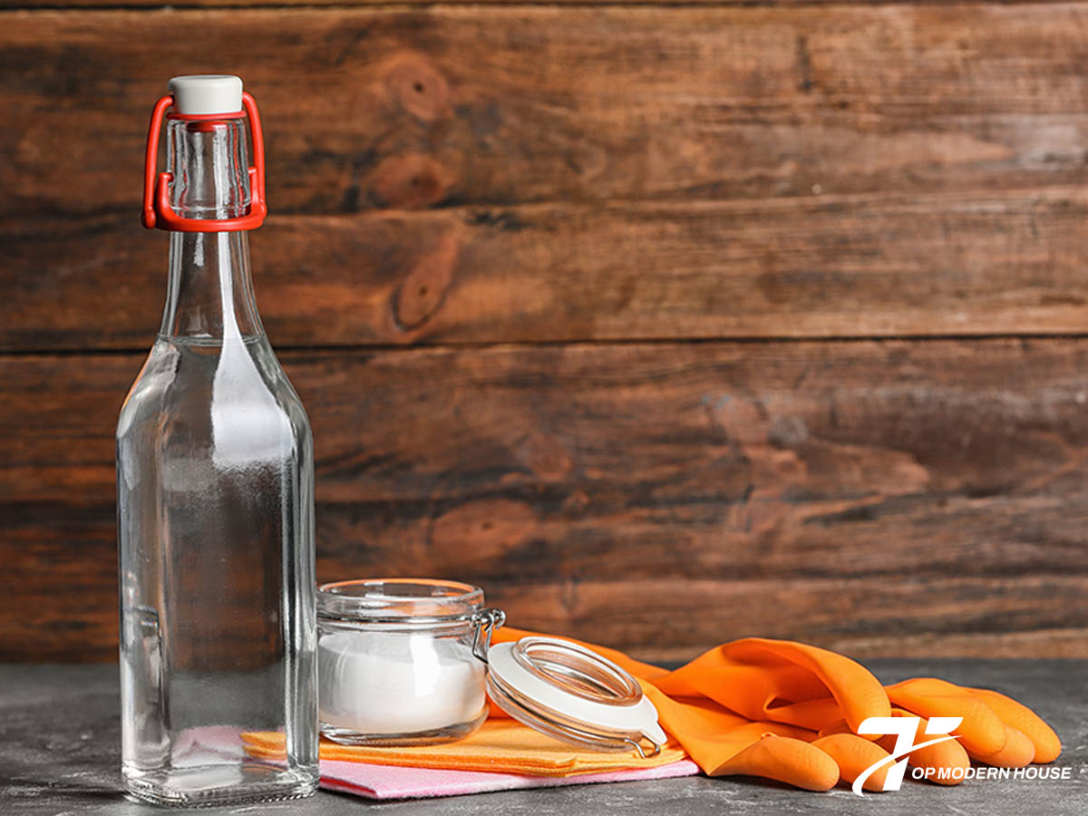 Baking Soda kết hợp giấm trắng tạo phản ứng làm sạch mạnh mẽ, giúp loại bỏ cặn vôi và mảng bám trên vòi hiệu quả.