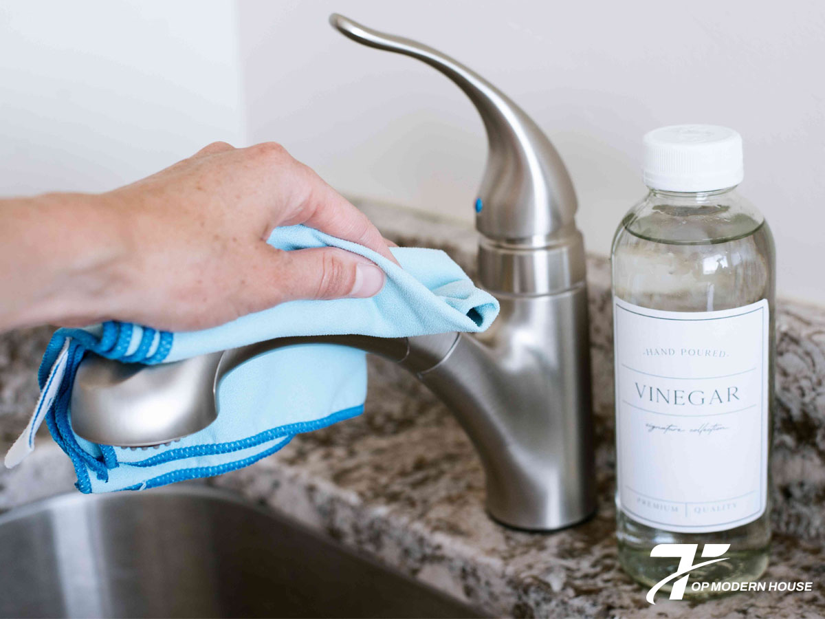 Dùng giấm gạo để làm sạch vòi chậu lavabo