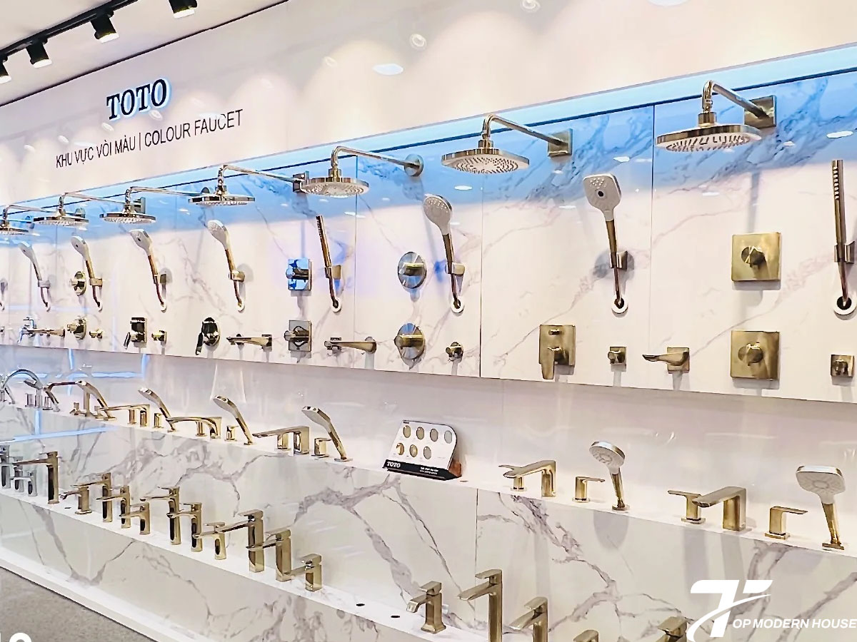 Vòi xả bồn âm tường TOTO thiết kế gọn gàng, sang trọng, tiết kiệm không gian và dễ dàng lắp đặt.