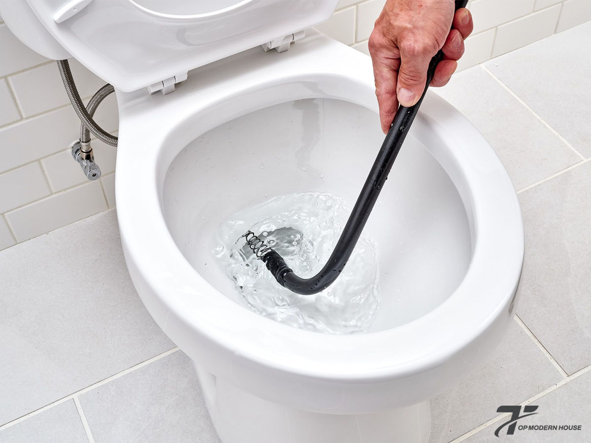 Đường ống thoát nước bị tắc khiến bồn cầu xả yếu và thoát nước chậm.