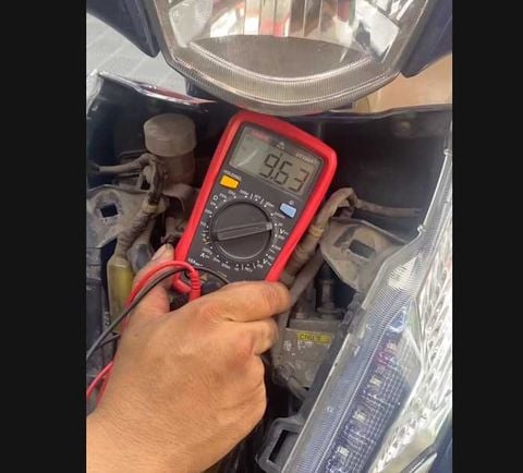 Thay ắc quy xe máy hết bao nhiêu tiền? Hướng dẫn kiểm tra, chọn đúng loạ
