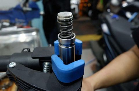 Bao lâu nên thay dầu phuộc xe máy? Hướng dẫn đầy đủ cho thợ sửa xe mới vào nghề
