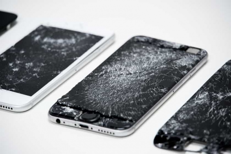 Ép kính iPhone – Có nên ép kính hay thay màn hình mới?