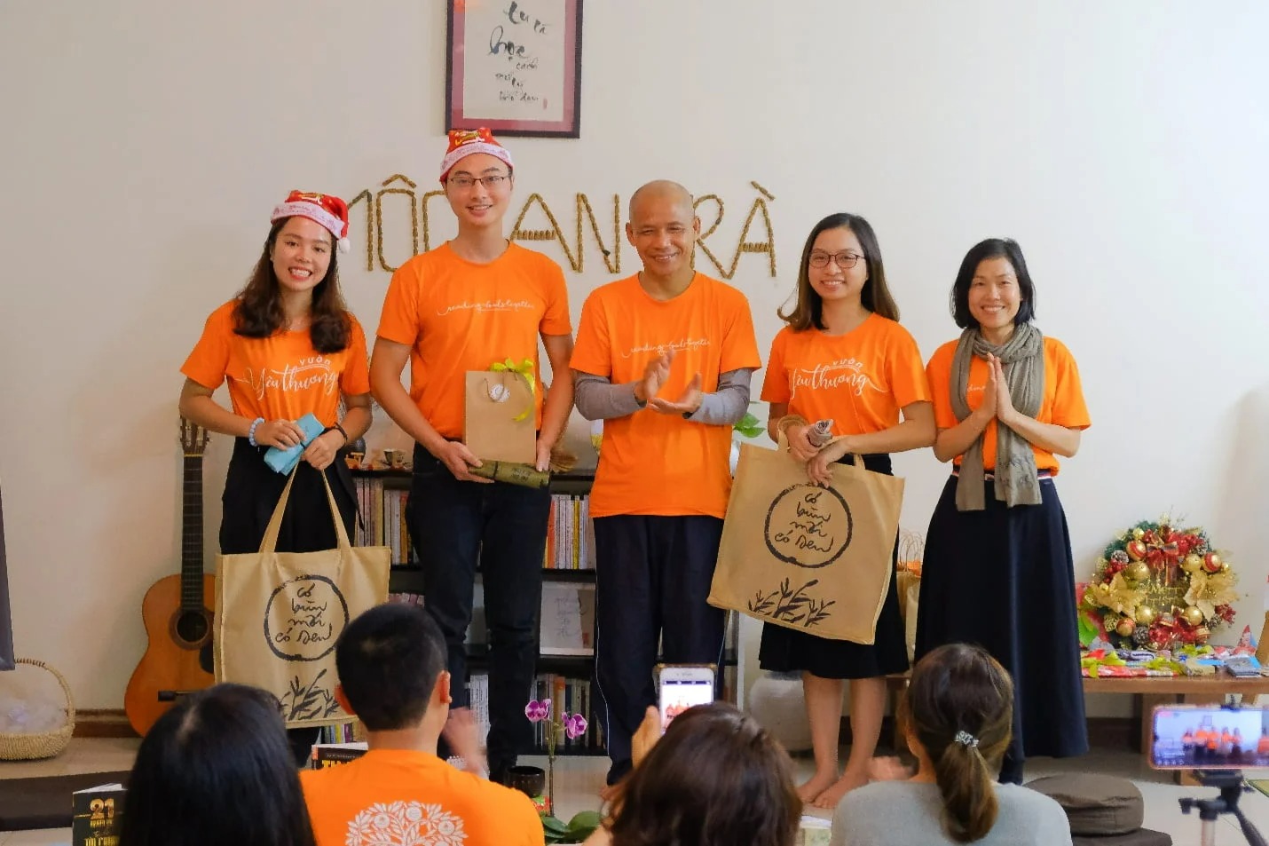 CÓ BÙN MỚI CÓ SEN