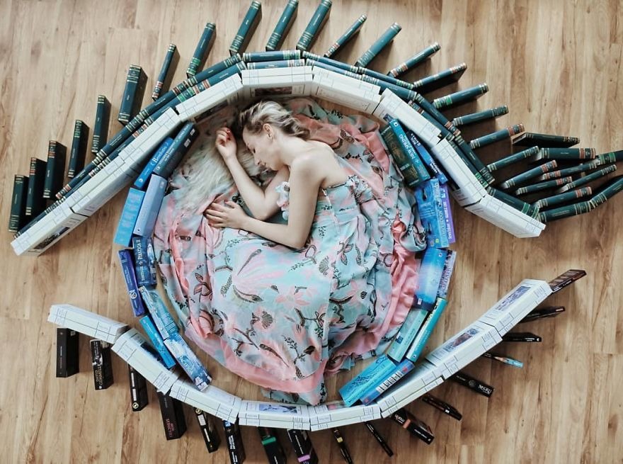 Cô gái biến những cuốn sách thành ảnh nghệ thuật