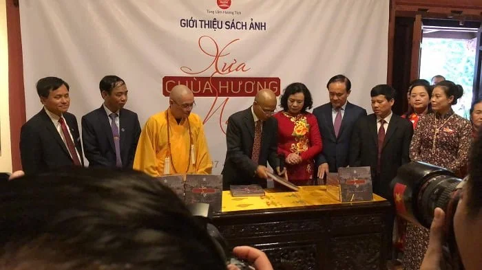 TS Nguyễn Mạnh Hùng giới thiệu và ra mắt 2 cuốn sách quý nhân khai mạc lễ hội chùa Hương xuân Kỷ Hợi 2019