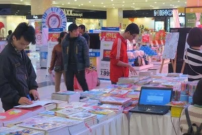Tưng bừng lễ hội sắc màu Savico Megamall