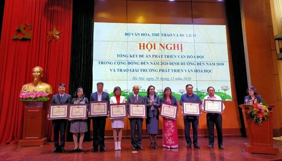Tiến sĩ Nguyễn Mạnh Hùng nhận bằng khen của Bộ trưởng Bộ Văn hoá, Thể thao và Du lịch
