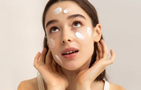 So Sánh Kem Chống Nắng Vật Lý Và Hóa Học: Nên Chọn Loại Nào Thì Tốt Hơn Cho Làn Da?