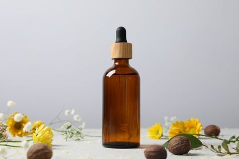 6 Tinh Dầu Thiên Nhiên Giúp Điều Hoà Nội Tiết Tố Của Nữ Giới