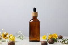 6 Tinh Dầu Thiên Nhiên Giúp Điều Hoà Nội Tiết Tố Của Nữ Giới