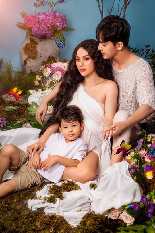 Gia đình ca sĩ Thu Thủy – Flower concept Tiệm Hoa Thiên Bình