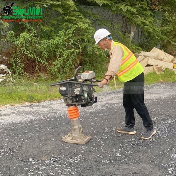 Máy đầm cóc tại công trình đầm nền sỏi đá cực êm