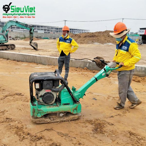 Máy đầm bàn hoạt động êm tại công trình