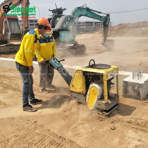 Máy đầm bàn lực đầm mạnh mẽ tại công trình