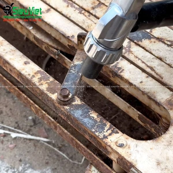 Phương pháp tẩy gỉ sắt bằng máy phun cát