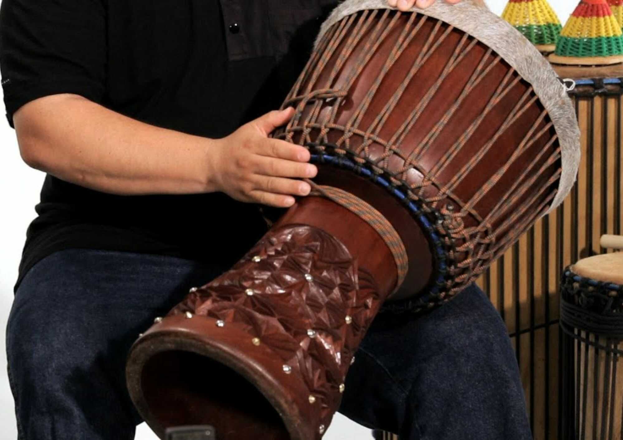 So Sánh Djembe Gỗ Tự Nhiên Và Djembe Composite Hiện Đại