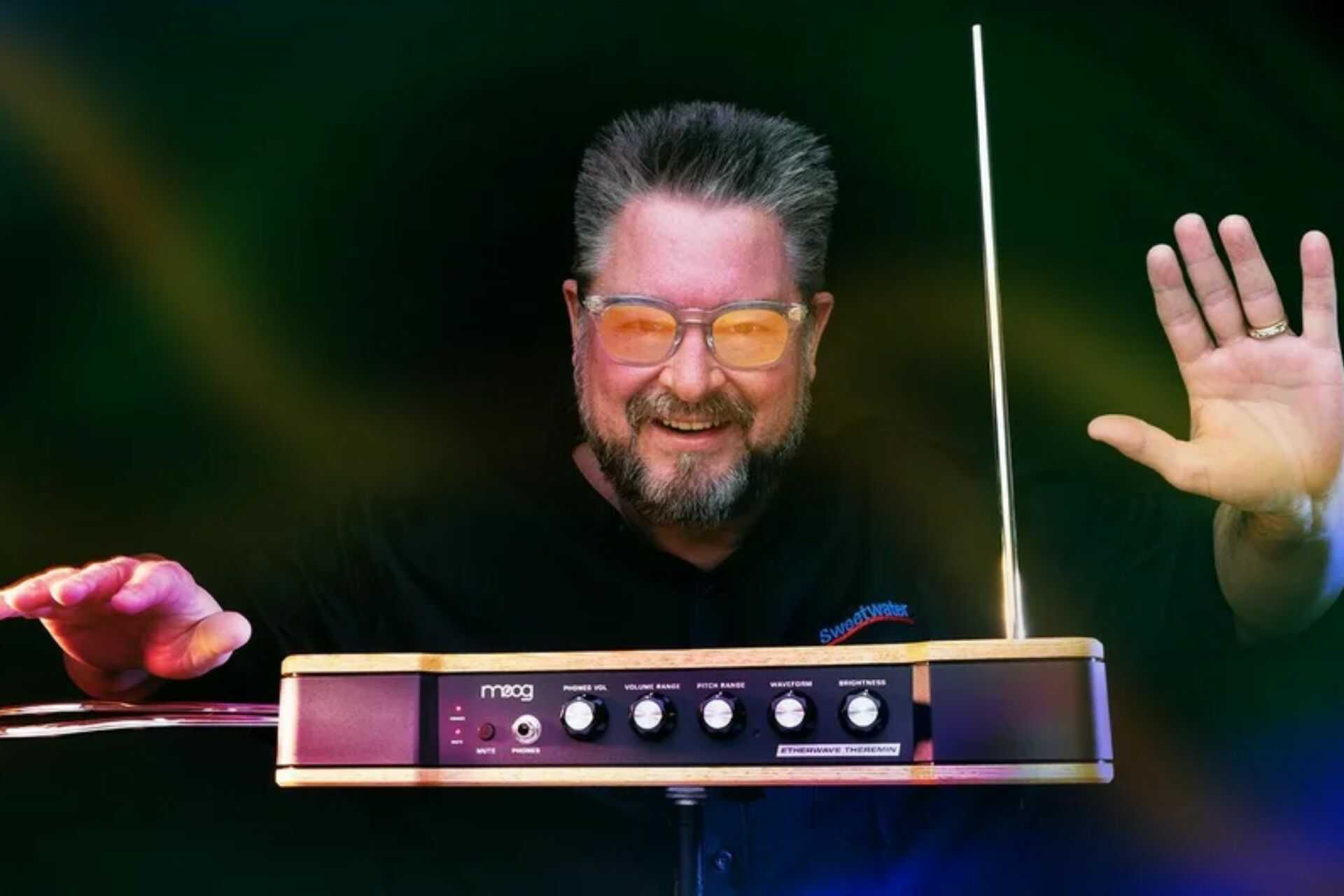 Đàn Theremin – Nhạc Cụ Điện Tử Không Chạm Kỳ Bí Nhất Thế Giới