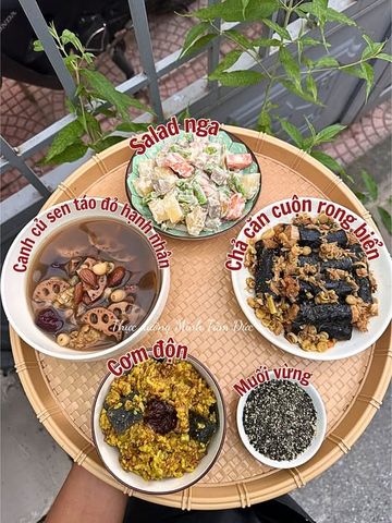 [NGÀY 49] Mâm cơm chay hôm nay: cơm lứt, chả căn, salad Nga, canh củ sen – lành mà ấm
