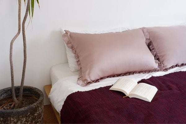 Dreamy Silk Pillowcase – Gentle on Skin, Smooth on Hair