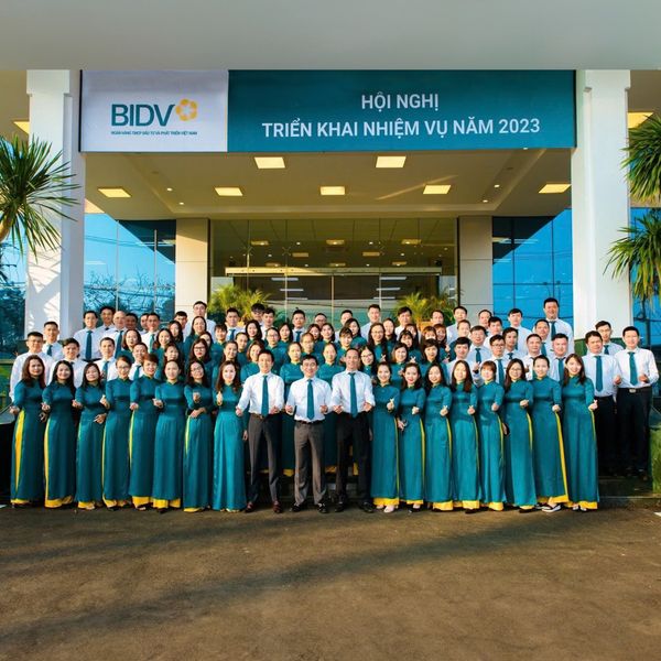 BÍ KÍP THIẾT KẾ ĐỒNG PHỤC NGÂN HÀNG CHUYÊN NGHIỆP VÀ SANG TRỌNG