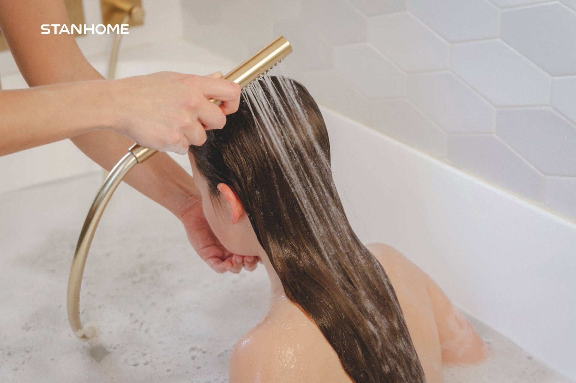 Cách chăm sóc tóc hạn chế gàu cho trẻ dậy thì