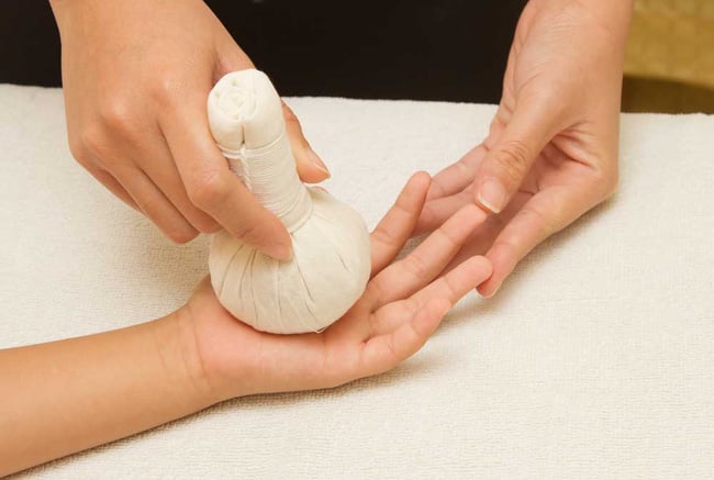 Chườm lạnh lên vùng da ngứa giúp giảm cảm giác ngứa tạm thời và ngăn chặn phản xạ gãi