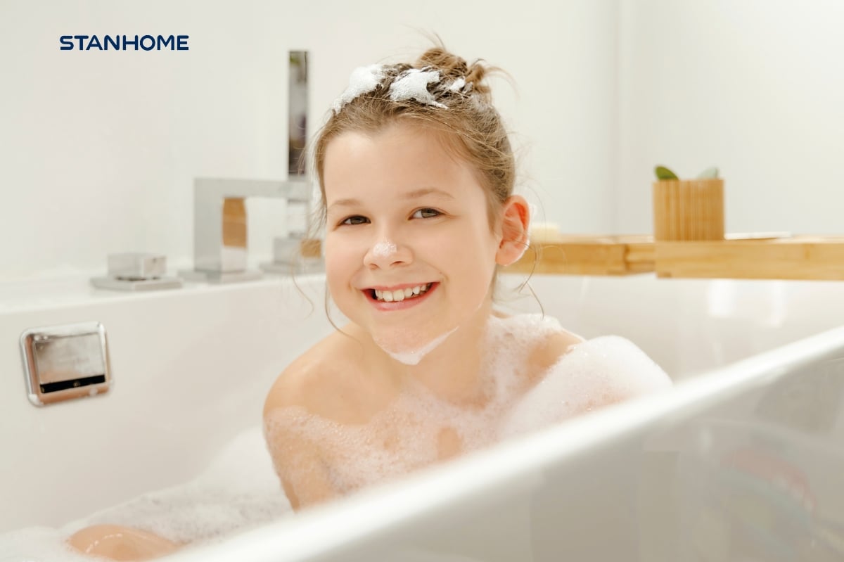 Trẻ bị viêm da cơ địa nên làm sạch da bằng sữa tắm và sữa rửa mặt không xà phòng, không sulfate để bảo vệ pH da