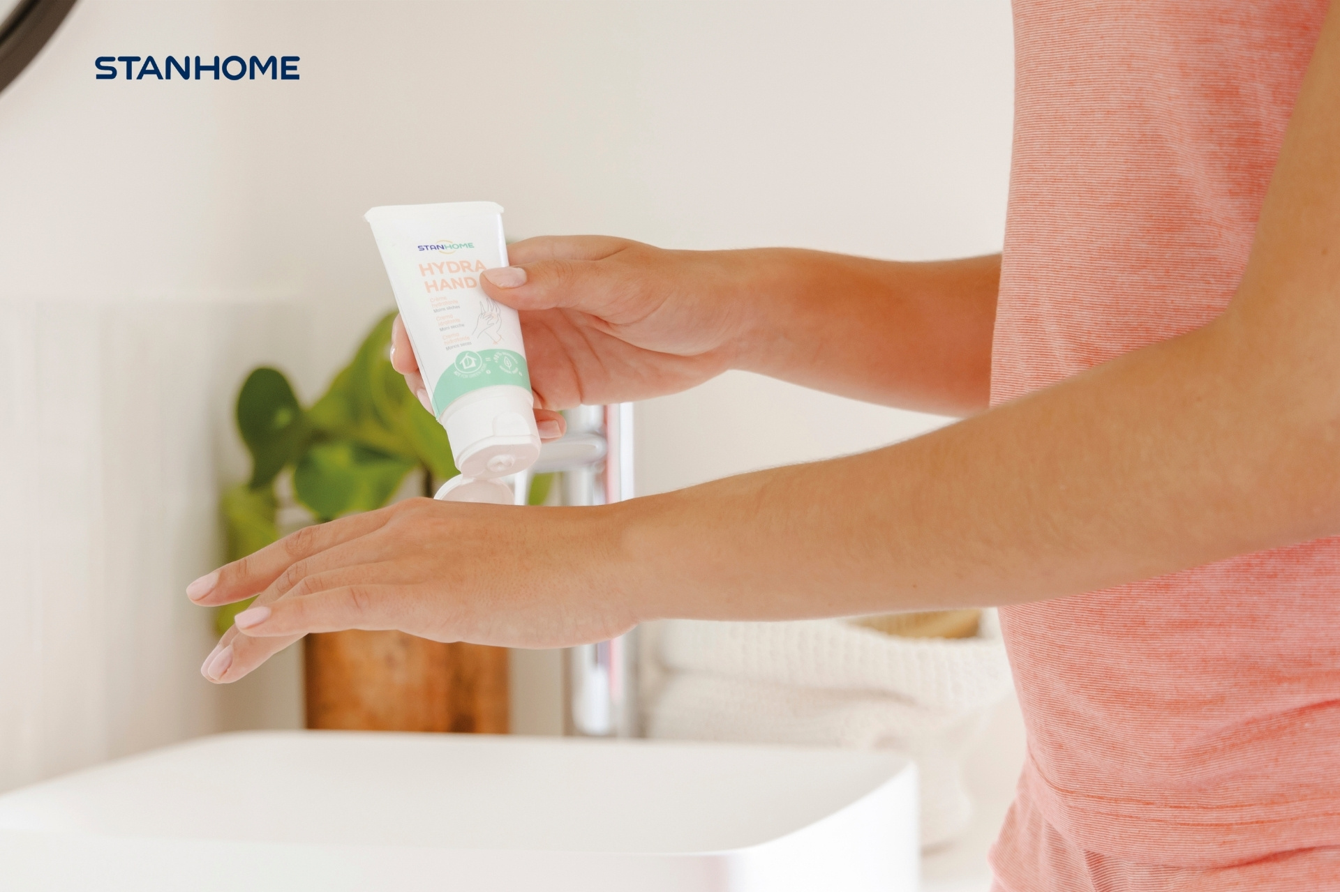 Dưỡng ẩm giúp bảo vệ da tay khỏi tình trạng khô và kích ứng