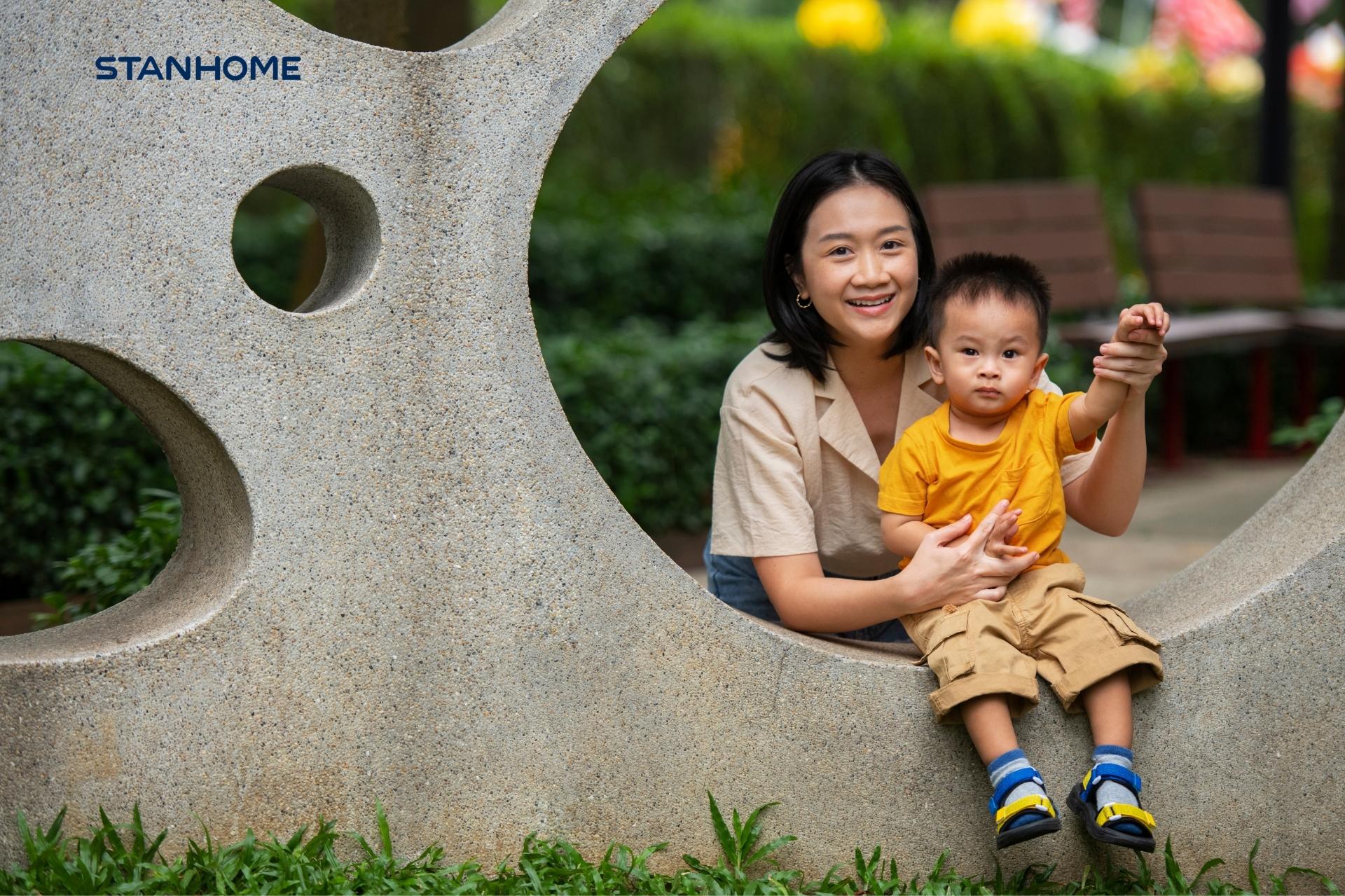 Chị Minh Anh chọn cách chăm sóc hàng ngày để kiểm soát viêm da cơ địa cho con