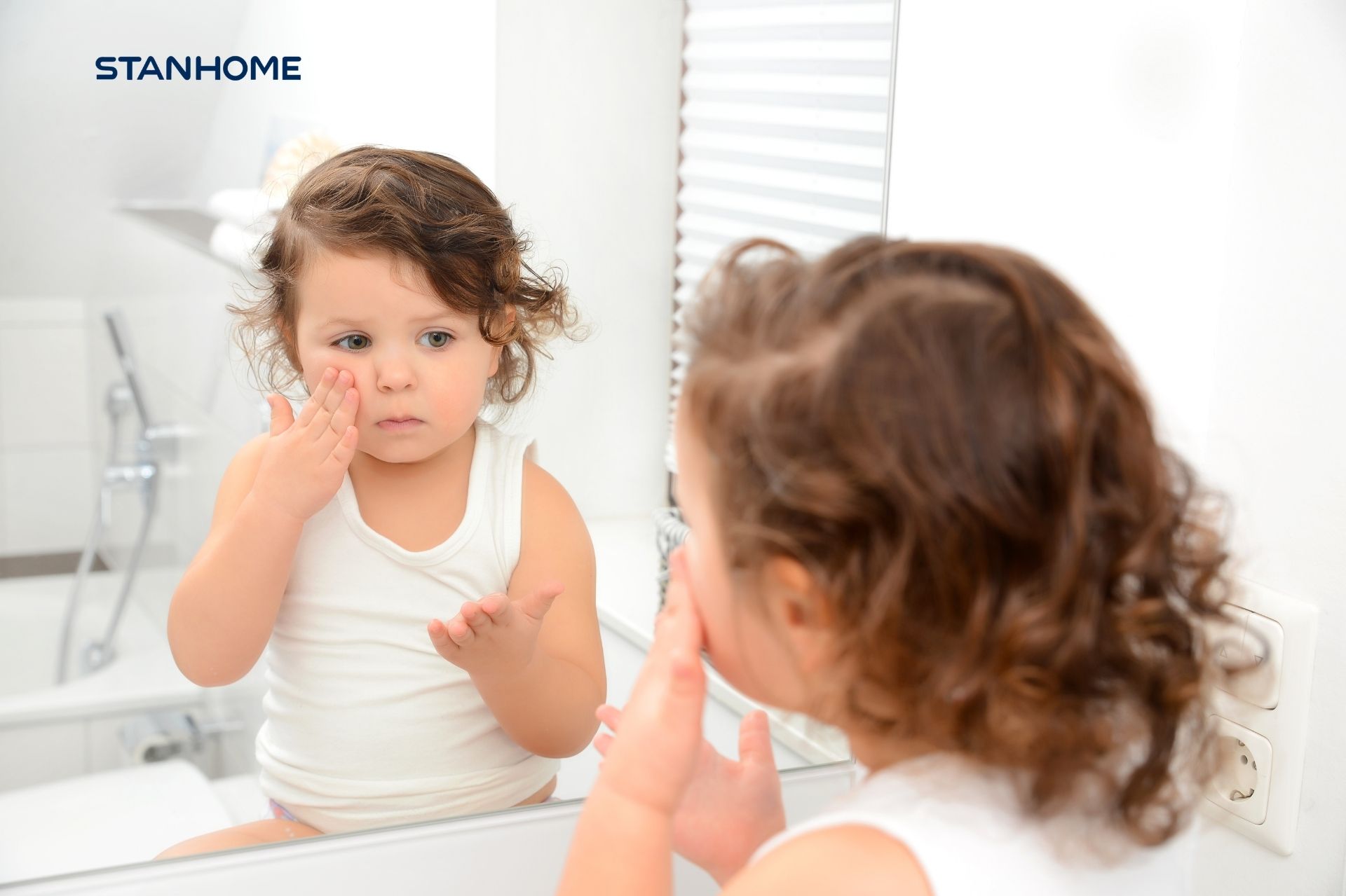 Chuyên gia da liễu khuyên dùng kết hợp kem dưỡng ẩm với thuốc bôi viêm da cơ địa trẻ em để tăng cường đề kháng da