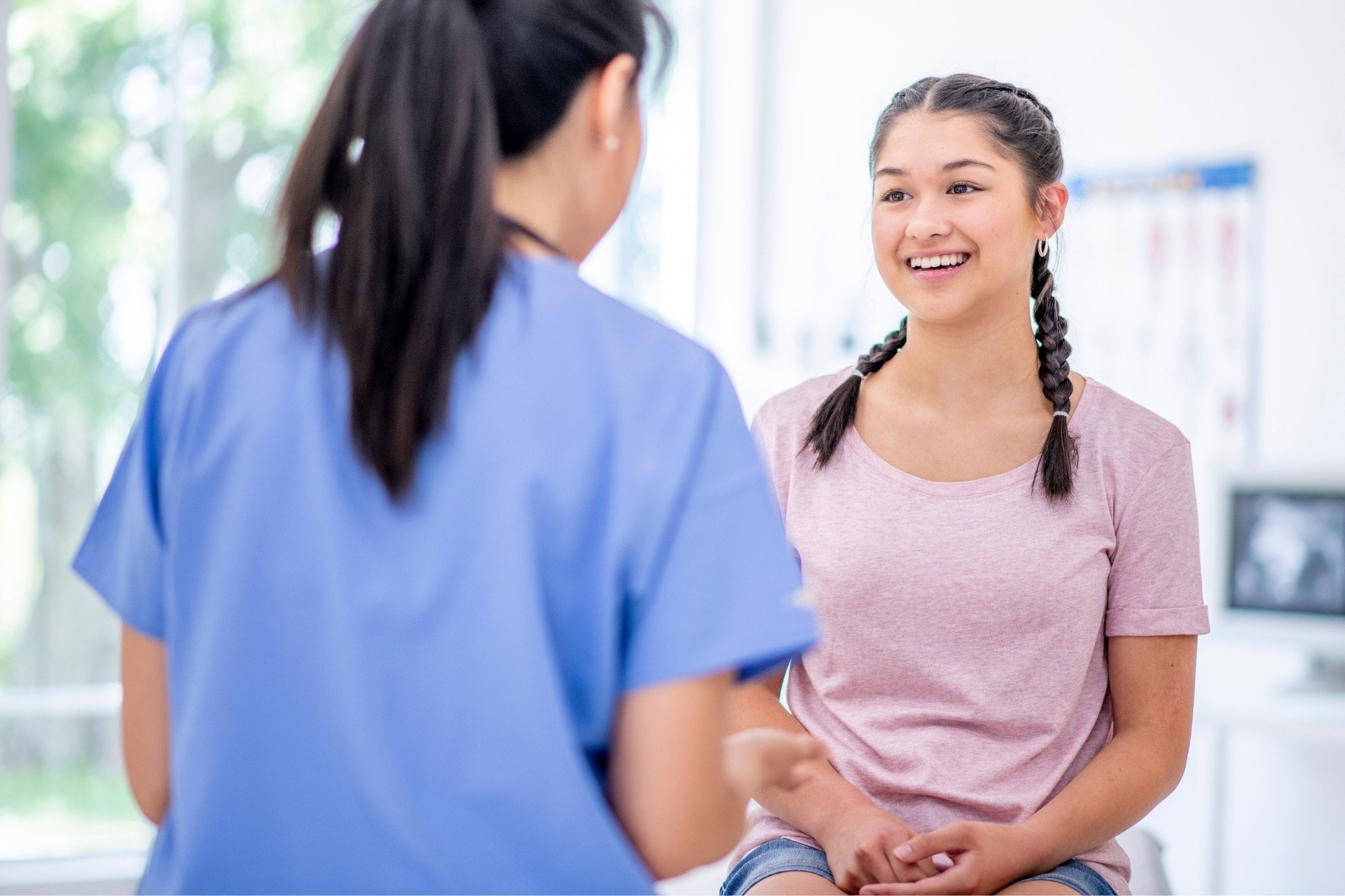 Cha mẹ nên cân nhắc tình trạng mồ hôi và mùi cơ thể của con, cũng như các tiêu chí an toàn da liễu để lựa chọn lăn khử mùi