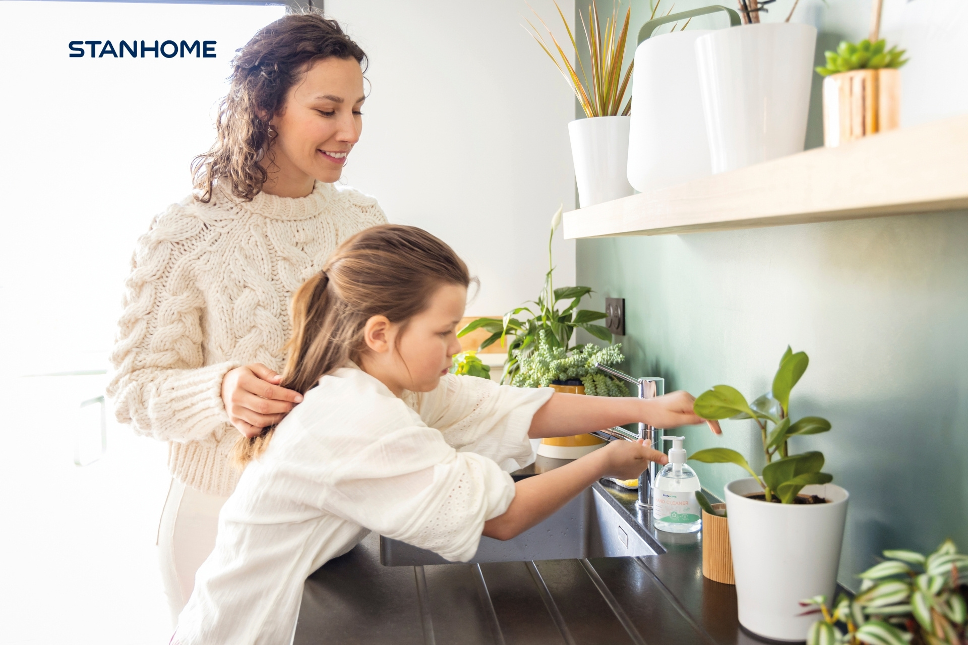 Sử dụng Gel rửa tay không xà phòng Stanhome Hand Cleaner để làm sạch dịu nhẹ và bảo vệ da tay mùa hanh khô