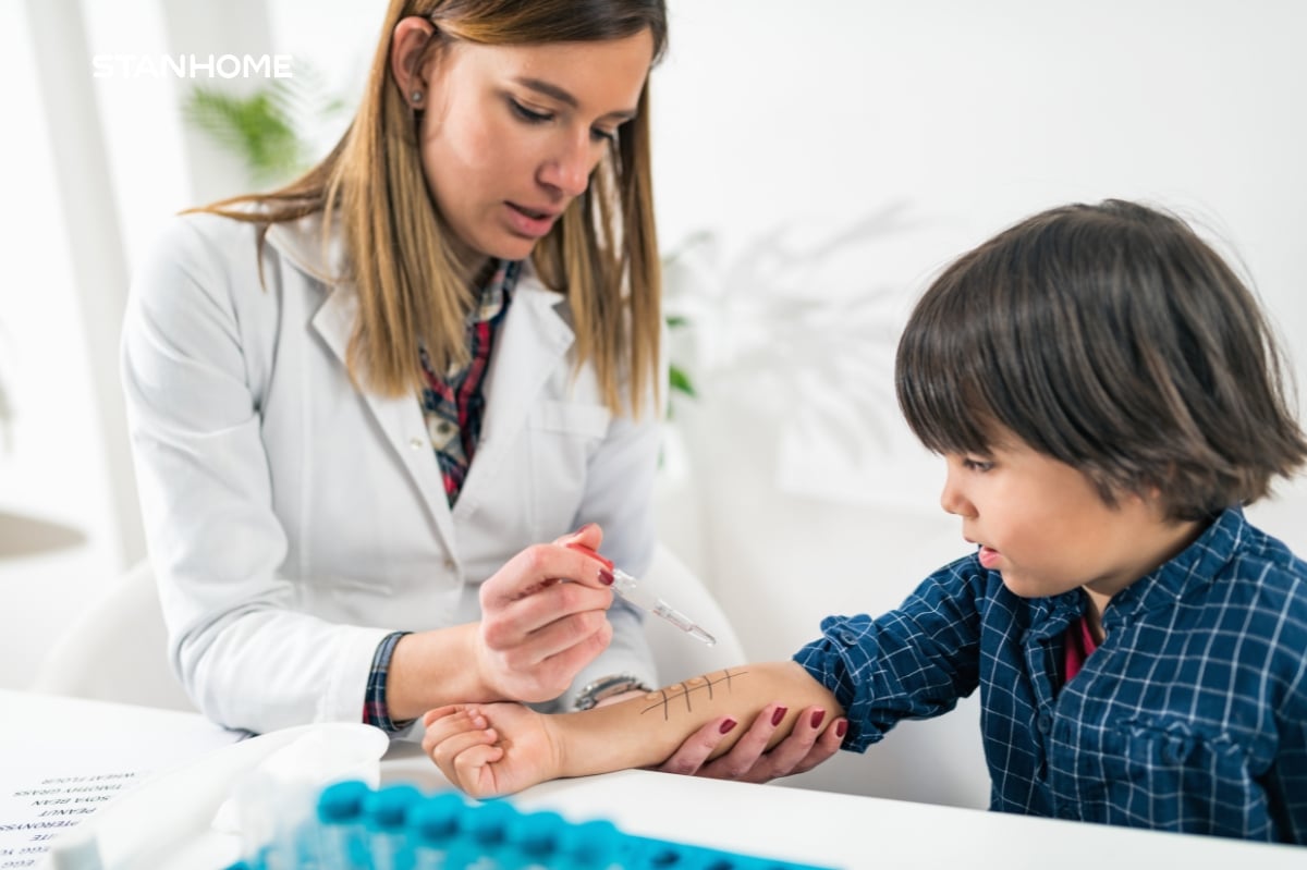 Cha mẹ có thể cho trẻ làm xét nghiệm dị nguyên để khoanh vùng những nguyên nhân gây kích ứng phổ biến cho trẻ